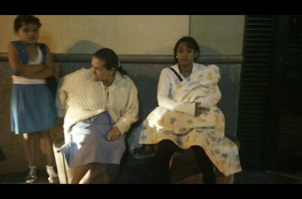 Yefferson Miranda - Celmira D&#237;az espera desde las 3:00 a.m. turno para una cita m&#233;dica.