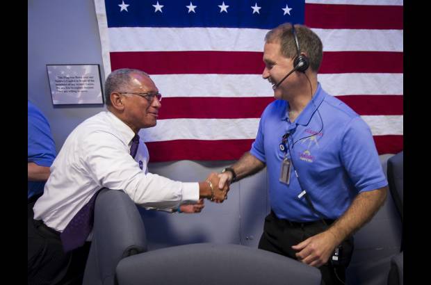 Foto AP - Poco después, Curiosity envió a la Tierra sus tres primeras imágenes de la superficie de Marte.