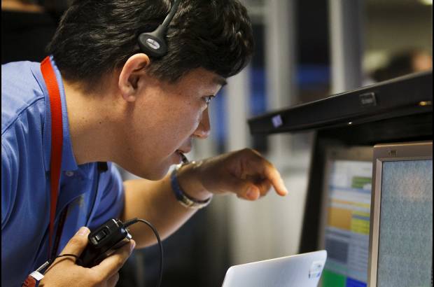 Foto AP - La llegada del Curiosity a Marte fue monitoreada segundo a segundo por personal de la Nasa.