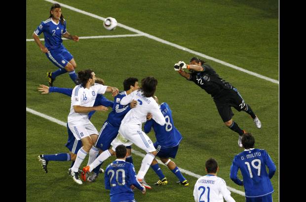 Reuters - Con menos ocasiones que en los dos primeros partidos, Argentina derrotó a Grecia 2-0.