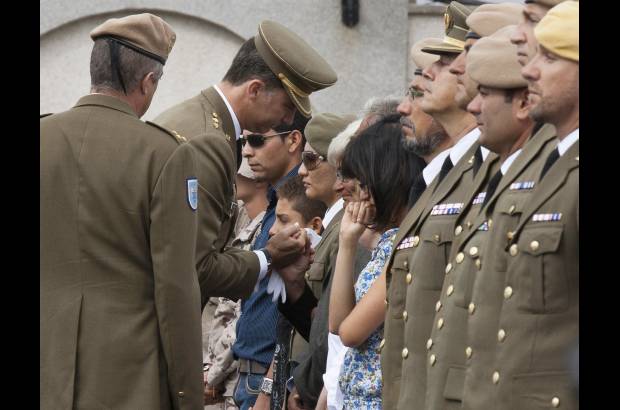 Reuters - El Pr&#237;ncipe Felipe presidi&#243; funeral por los militares muertos en Afganist&#225;n y acompa&#241;&#243; a las familias.