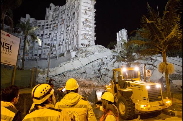 Esteban Vanegas - La torre seis del conjunto residencial Space se derrumb&#243; este s&#225;bado en la noche. El edificio de 22 pisos est&#225; ubicado en la carrera 24D con calle 10E, en la Loma del Padre Marianito.