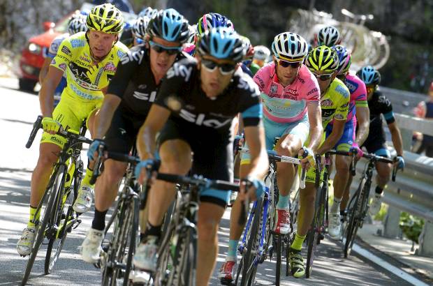 - En el grupo de favoritos el Sky marcó el ritmo de subida y algunos no lo aguantaron, como Hesjedal, Sergio Luis Henao y Samuel Sánchez.