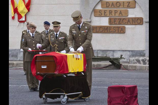 Reuters - El heredero de la Corona espa&#241;ola impuso, a t&#237;tulo p&#243;stumo, la cruz del m&#233;rito militar con distintivo rojo al sargento Manuel Argud&#237;n y la soldado de origen colombiano Niyireth Pineda.