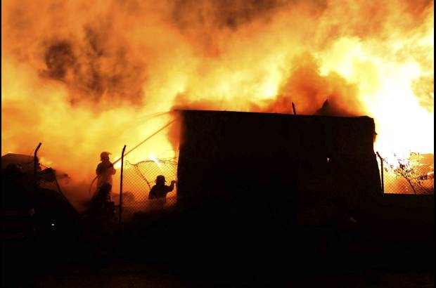 Manuel Saldarriaga - El incendio se presentó en la madrugada de este miércoles en el barrio Primavera del Municipio de Envigado. La conflagración comenzó en un deposito de maderas y las llamas alcanzaron cerca de 30 metros.