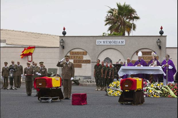 Reuters - El funeral por el sargento Manuel Argud&#237;n y la soldado de origen colombiano Niyireth Pineda, fallecidos en Afganist&#225;n en un atentado el pasado domingo.