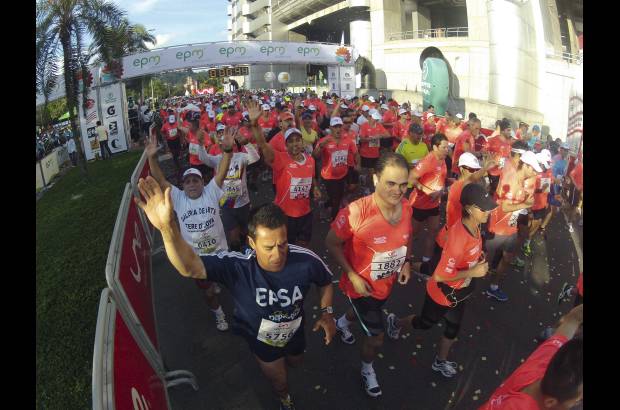 Esteban Jaramillo y Sebastián Salazar - Más de 10 mil competidores se dieron cita en esta histórica cita deportiva que se corría en las modalidades de 5, 10, 21 y 42 kilómetros.