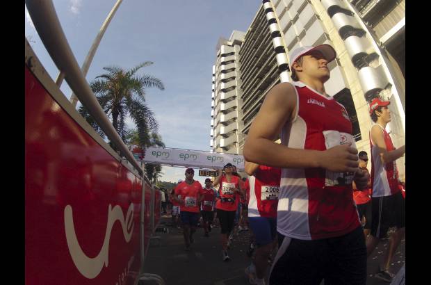 Esteban Jaramillo y Sebastián Salazar - Más de 10 mil competidores se dieron cita en esta histórica cita deportiva que se corría en las modalidades de 5, 10, 21 y 42 kilómetros.