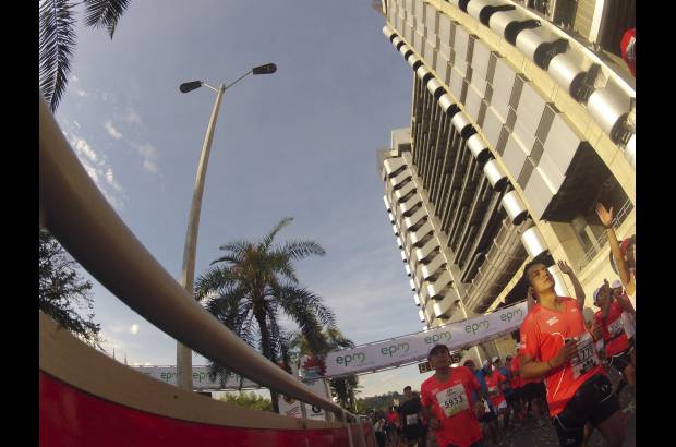 Esteban Jaramillo y Sebastián Salazar - Más de 10 mil competidores se dieron cita en esta histórica cita deportiva que se corría en las modalidades de 5, 10, 21 y 42 kilómetros.