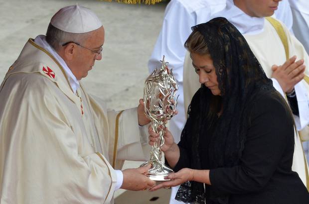 FOTO AFP - El Papa argentino elogió a Juan XXIII por haber permitido que Dios lo llevara a convocar el Concilio y celebró el énfasis en la familia que tuvo el reinado de Juan Pablo.