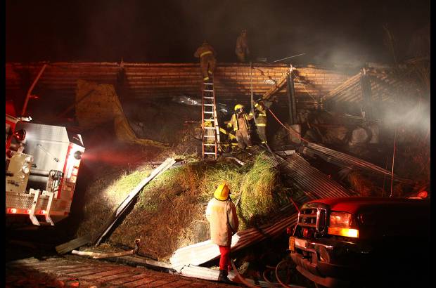 Edwin Bustamante - Debido a la fuerza de las llamas fue necesario evacuar una familia de una casa vecina.