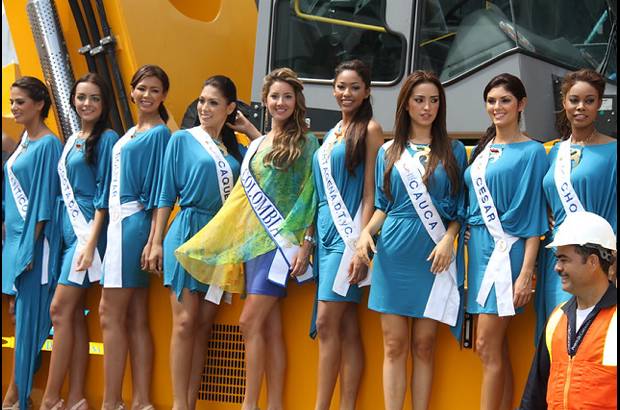 Foto Colprensa - Las reinas lucieron atuendos Pink Filosofy de las diseñadoras Adriana Arboleda y Johana Ortiz, elaborados en telas de Primatela, accesorios de Astrid Lozano y zapatos de Asoinducals.