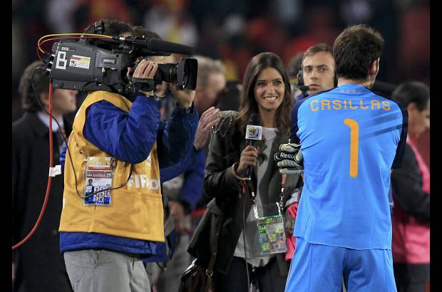 Reuters - Las curiosidades del partido. Casillas es entrevistado por su novia y reportera Sara Carbonero.