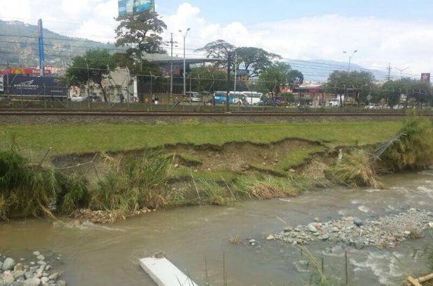 Cortes&#237;a &#193;rea Metropolitana - El colapso de la estructura de confinamiento de la v&#237;a f&#233;rrea entre las estaciones Ayur&#225; y Envigado provoc&#243; la suspensi&#243;n temporal de la operaci&#243;n del metro de Medell&#237;n entre la Aguacatala y La Estrella.