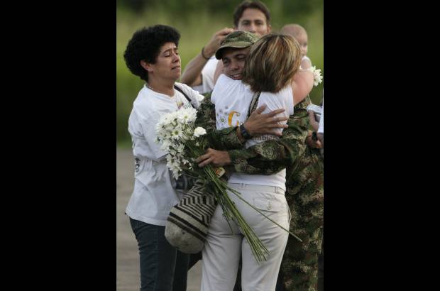 Reuters - Gloria Cuartas, de Colombianos y Colombianas por la paz y Marleny Orjuela, directora de Asfamipaz, emocionadas con el regreso a la libertad de Pablo Emilio Moncayo.