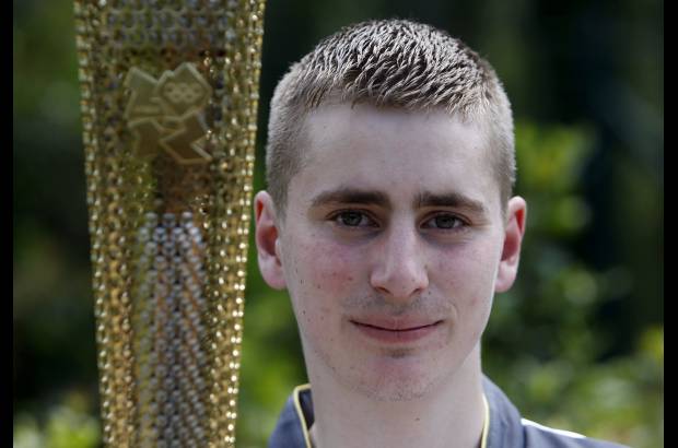 Foto Reuters - Alexander Loukos, el boxeador brit&#225;nico de origen griego, fue el primero en portar la antorcha ol&#237;mpica en el sitio de la antigua Olimpia en Grecia.