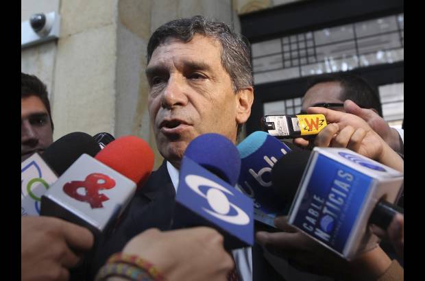 Reuters - Antes de que asumiera Pardo, los trece secretarios del gabinete de Petro anunciaron su renuncia, que har&#225;n efectiva el 1 de abril, disconformes con la destituci&#243;n de su jefe, acusado por la Procuradur&#237;a de cometer fallas graves en diciembre de 2012 cuando cambi&#243; el modelo de recolecci&#243;n de basuras de manos privadas a p&#250;blicas.