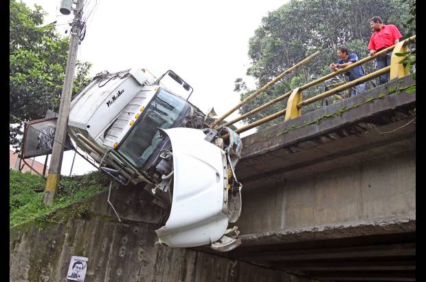 Juan Fernando Cano - Un carro recolector de basura se sinestro y su conductor se salv&#243; milagrosamente.