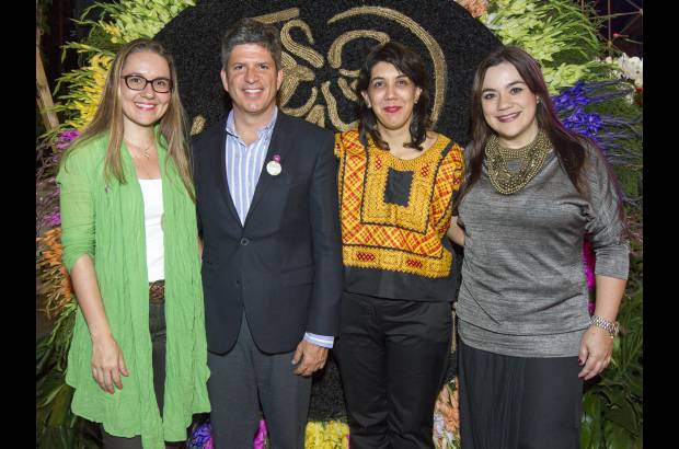 Edwin Bustamante - M&#250;ltiples especies de plantas fueron el deleite de los asistentes al coctel de apertura de Orqu&#237;deas, p&#225;jaros y flores el pasado martes en el Jard&#237;n Bot&#225;nico. En la imagen Shierley Zuluaga, Luis Felipe Hoyos, Mar&#237;a del Rosario Escobar y Alba Isabel Mesa.
