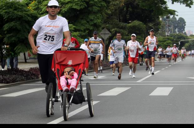 Henry Agudelo - El buen clima que se vivió este domingo en Medellín ayudó a que muchas personas participaran en la carrera, algunos incluso con sus hijos.