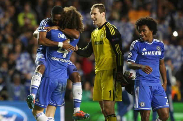 AP - Chelsea tuvo dos remates en el travesa&#241;o en el inicio del segundo tiempo, uno de ellos con un fant&#225;stico tiro libre de Oscar.