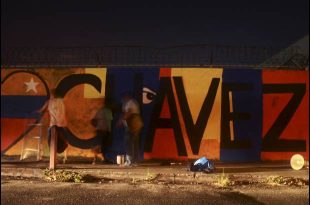 Reuters - Estudiantes pintan en un mural en honor al presidente de Venezuela, Hugo Ch&#225;vez despu&#233;s de su muerte fue anunciada, en la Ciudad de Panam&#225;.