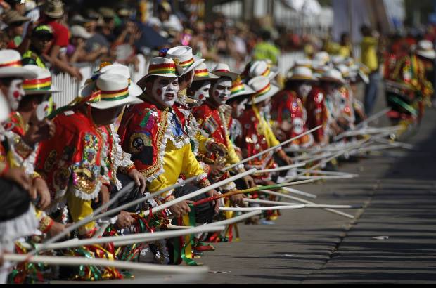 AP - Con todo tipo de indumentarias, los grupos de cumbia luchan por robarse el protagonismo del carnaval.
