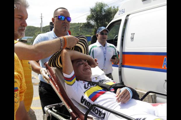 Reuters - Fuentes m&#233;dicas y de la delegaci&#243;n colombiana indicaron que la medallista ol&#237;mpica colombiana tiene una fisura en la mu&#241;eca izquierda, sufri&#243; rotura en los tendones del codo de ese mismo brazo y fue ingresada en un hospital de Mayag&#252;ez para ser atendida.