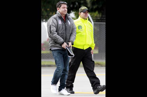Colprensa - En un avión de la DEA fue traslado a Estados Unidos, este jueves por la mañana, Camilo Torres Martínez, alias "Fritanga", junto a otras seis personas para que respondan ante una Corte Federal de La Florida por el delito de narcotráfico.