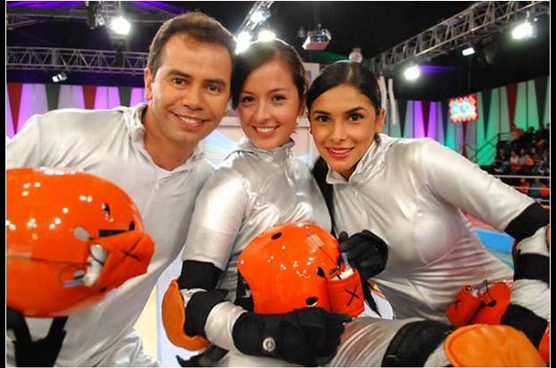 - Duro contra el mundo (Canal RCN, 8:50 p.m.) Paola Cano, actriz de �La Pola&#39; y �Tres milagros&#39;; Jhonny Rivera, cantante de m&#250;sica popular, y Tatiana Ramos, modelo cale&#241;a, estar&#225;n en el equipo naranja.