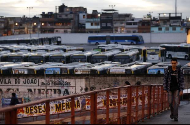 REUTERS - Los conductores de buses en Río de Janeiro dijeron el martes que iniciarían una huelga de 24 horas a la medianoche, mientras que profesores marcharon por la autopista principal de Sao Paulo para exigir un aumento salarial.