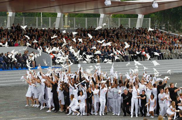 AP - Al término del desfile, 250 jóvenes de diversos países liberaron palomas blancas como símbolo de paz y en recuerdo de los diez millones de muertos de la Gran Guerra.