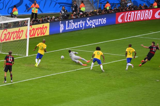 FOTO AFP - Miroslav Klose marc&#243; su gol n&#250;mero 16 en mundiales y se convirti&#243; en el m&#225;ximo anotador en toda la historia de la Copa.