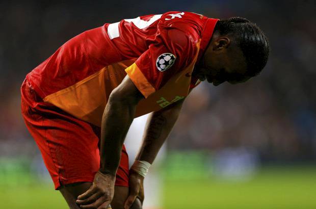 AP - El marfile&#241;o Didier Drogba tuvo el empate solo unos minutos despu&#233;s, pero el disparo sali&#243; por encima del Diego L&#243;pez.