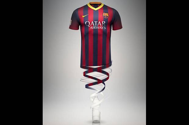 FOTOS NIKE - El primer uniforme, que sale a la venta este 24 de mayo, recupera las tradicionales rayas despu&#233;s de haberlas cambiado por una sola.