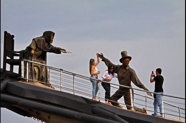 Henry Agudelo - Los visitantes disfrutan posando entre las esculturas del monumento a la santanderianeidad.