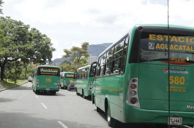 Donaldo Zuluaga Velilla - En los bajos de la estaci&#243;n Aguacatala del metro es constante la congesti&#243;n que se genera por la acumulaci&#243;n de buses de rutas integradas.