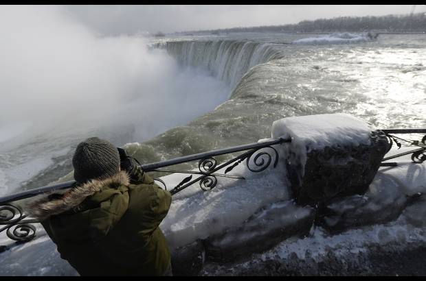 Reuters - Las cataratas del Ni&#225;gara, uno de los mayores atractivos tur&#237;sticos de Estados Unidos y Canad&#225;, tambi&#233;n sufri&#243; el impacto de los fuertes vientos, las nevadas y el v&#243;rtice polar que azota a estos pa&#237;ses y ha afectado a m&#225;s de 240 millones de personas.