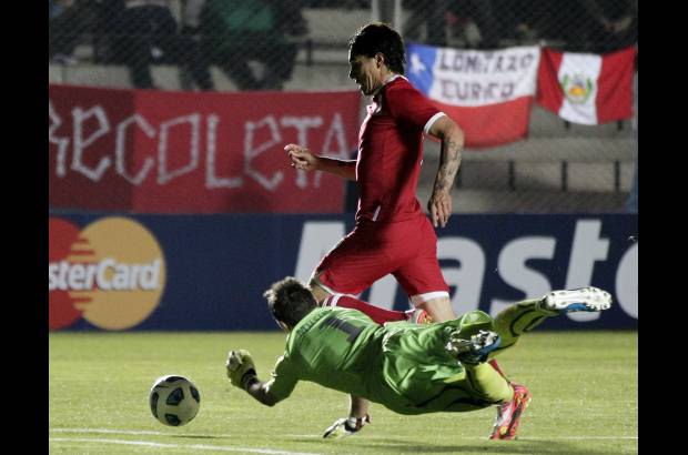 Reuters - Paolo Guerrero, el atacante que juega en el Hamburgo alem&#225;n, anot&#243; el gol de Per&#250; en el minuto 23 del partido, al recibir un centro largo de Michael Guevara.