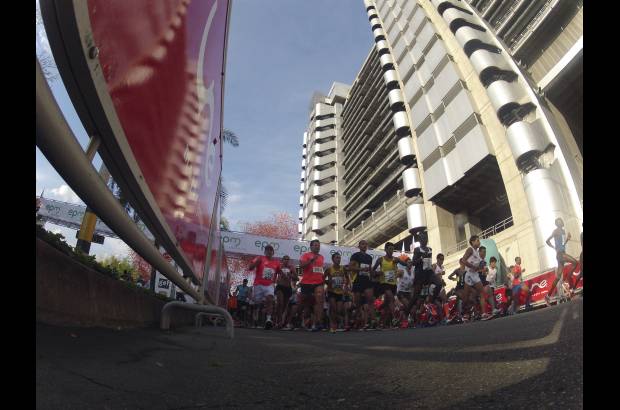 Esteban Jaramillo y Sebastián Salazar - Más de 10 mil competidores se dieron cita en esta histórica cita deportiva que se corría en las modalidades de 5, 10, 21 y 42 kilómetros.