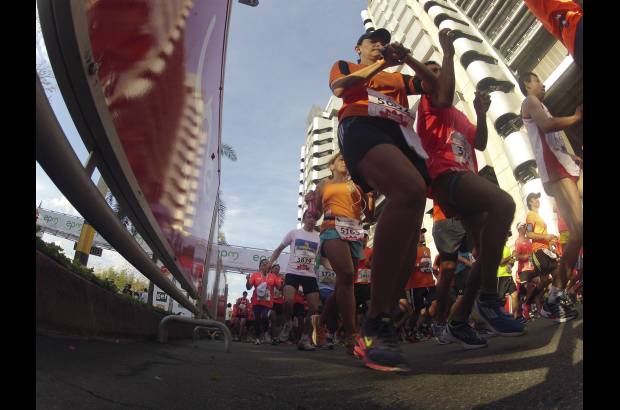 Esteban Jaramillo y Sebastián Salazar - Más de 10 mil competidores se dieron cita en esta histórica cita deportiva que se corría en las modalidades de 5, 10, 21 y 42 kilómetros.