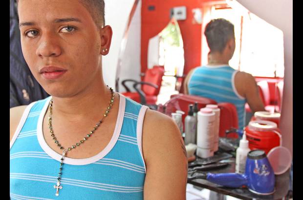 Juan Fernando Cano - Al d&#237;a siguiente del reinado, Bryan trat&#243; de olvidarse de Asly Natalia Arismendi Santodomingo y sali&#243; a trabajar, como si nada,en la peluquer&#237;a del centro.