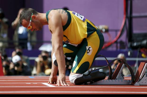 Reuters - Pistorius, Blade runner, como es conocido en los medios de comunicaci&#243;n anglosajones, parti&#243; en la primera serie por la calle 6, moviendo a gran velocidad las pr&#243;tesis de carbono que utiliza en ambas piernas.