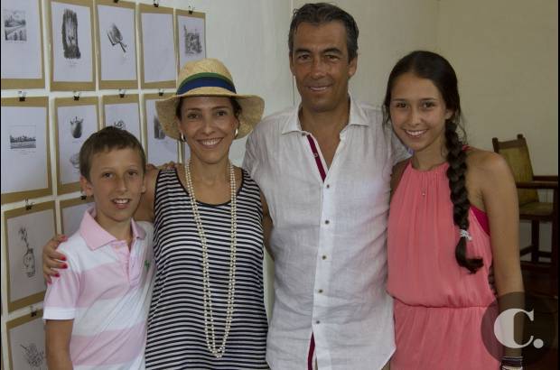 Foto Edwin Bustamante - El autor, en compa&#241;&#237;a de su esposa e hijos: Luciano P&#233;rez, Natalia G&#243;mez, Juan Carlos P&#233;rez y Mar&#237;a Jos&#233; P&#233;rez.