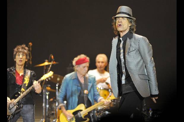 Foto Reuters - Los Stones rebasaron la marca del medio siglo de vigencia durante el concierto, a veces emotivo, en el que el ex bajista Bill Wyman y el maestro guitarrista Mick Taylor se sumaron a sus antiguos compa&#241;eros ante el auditorio que com&#243; la 02 Arena de Londres.