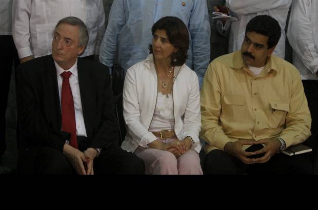 Colprensa - En la foto se ve al ex mandatario la &#250;ltima vez que visit&#243; Colombia, en el mes de agosto durante el encuentro oficial entre los presidentes de Colombia y Venezuela, Juan Manuel Santos y Hugo Ch&#225;vez, respectivamente. Lo acompa&#241;an los cancilleres Mar&#237;a &#193;ngela Holgu&#237;n y Nicol&#225;s Maduro.