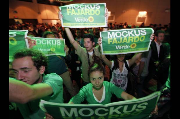 Reuters - Los seguidores de Mockus, elegido en dos ocasiones en las urnas como alcalde de Bogotá, gritaron arengas como "este es un parcial, vamos al final", "sí se puede" y "no roba, no miente, Antanas presidente".