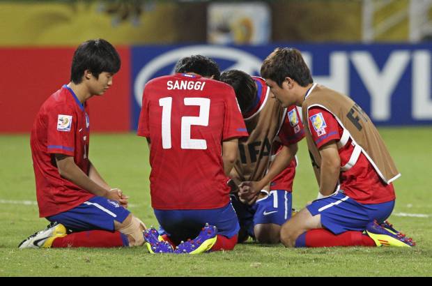 Reuters - Fernando Pacheco, el portero espa&#241;ol, fue la figura del primer periodo; les ataj&#243; tres remates claros de gol. El segundo se jug&#243; en la mitad, sin claridad y con pocas opciones de gol. Espa&#241;a lleg&#243; m&#225;s.