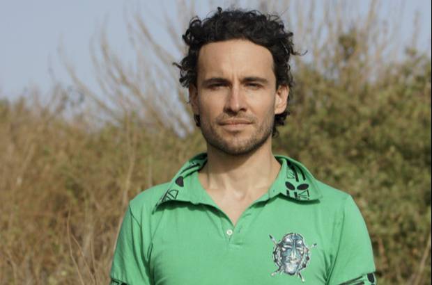 Cortes&#237;a Canal Caracol - Jaime Andr&#233;s Espinal Ortiz. 32 a&#241;os. Medell&#237;n. Escritor. Ha ganado varios premios como escritor y dramaturgo. Vive en Bogot&#225; y se considera una persona anal&#237;tica. En el 2003 vivi&#243; en Phoenix haciendo su pr&#225;ctica profesional y de ah&#237; surge su primera novela, Open the window pa que la mosca fly. El tiempo libre lo es todo para &#233;l. Practica el f&#250;tbol y el Kick Boxing, es soltero y no tiene hijos.