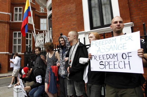 Reuters - Medios de todo el mundo se congregaron a las afueras de la embajada para cubrir el anuncio del asilo a Assange.